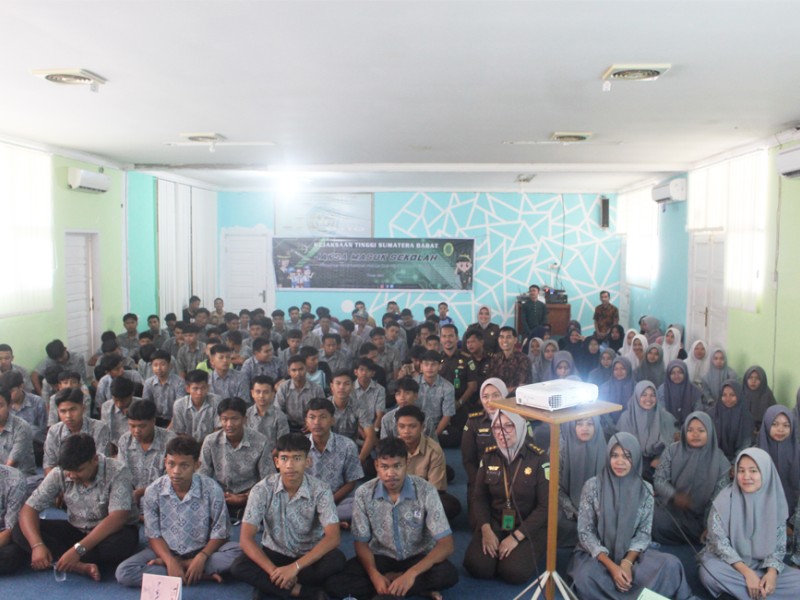 Kejaksaan Tinggi Sumatera Barat Bersama SMA Negeri 1 Guguak Adakan Penyuluhan Tentang Bahaya Narkoba dan Bullying