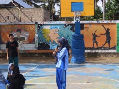 Salah satu siswa sedang menjawab pertanyaan