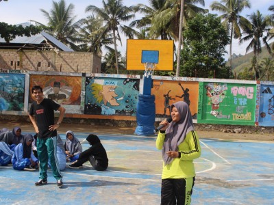 Salah satu siswa sedang menjawab pertanyaan