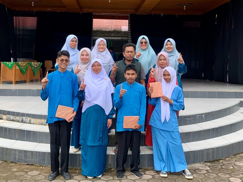 Penerimaan Rapor Semester I Tahun Ajaran 2025/2026, SMAN 1 Kecamatan Guguak Umumkan Prestasi Murid