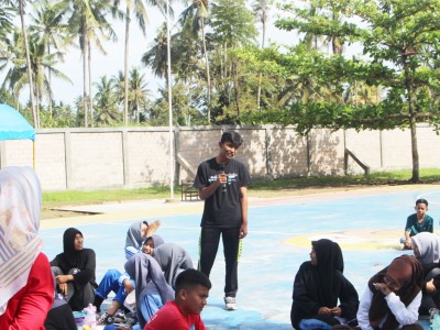 Salah satu siswa sedang menjawab pertanyaan