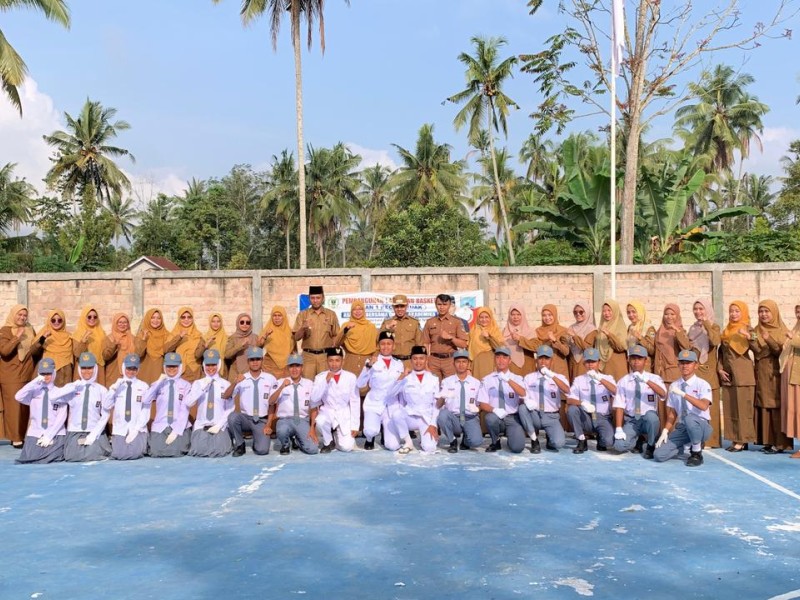 Wakil Bupati Lima Puluh Kota Pimpin Upacara Bendera di SMAN 1 Kec. Guguak