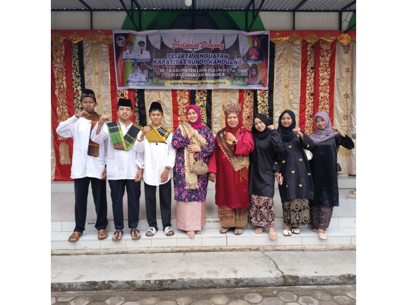 Siswa dan Siswi SMAN 1 Kecamatan Guguak Tampilkan Musik Tradisional Sampelong di Acara Penguatan Kapasitas Bundo Kanduang se-Kabupaten Lima Puluh Kota