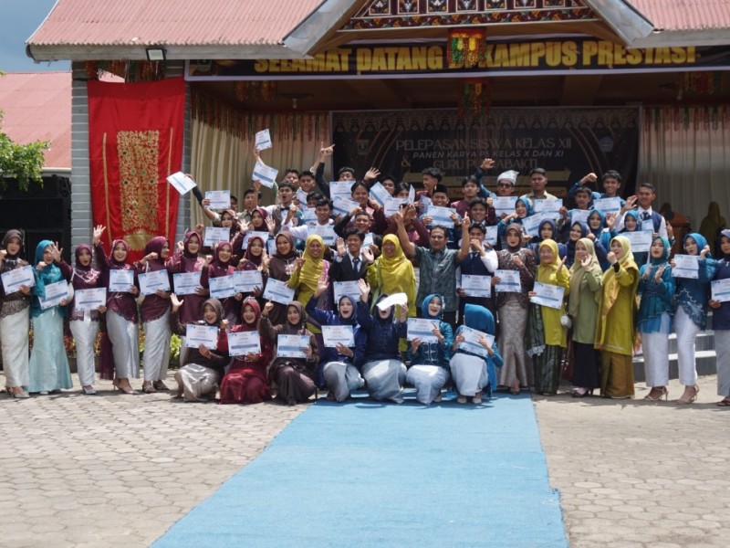SMAN 1 Kecamatan Guguak Laksanakan Acara Pelepasan Peserta Didik Kelas XII, Panen Karya, dan Perpisahan dengan Guru yang Telah Memasuki Masa Purnabakti