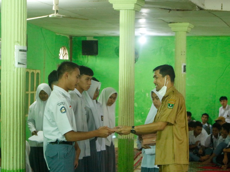Kepala Sekolah Resmi Tutup Kegiatan Pesantren Ramadhan Kolaborasi SMAN 1 Kecamatan Guguak